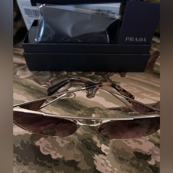 Prada sunglasses - Picture 4 of 13